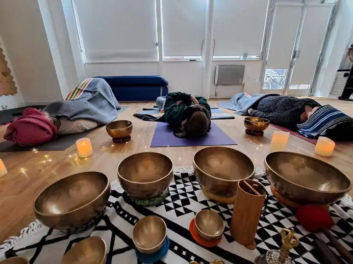 Un atelier de la Maison Tavolata : bols chantants et participantes sous des couvertures